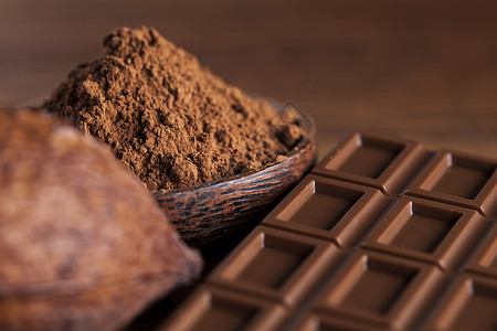 巧克力棒 糖果甜糖 可可豆和木制面包上的粉末桌子地面巧克力宏观美食甜点食物饮食诱惑营养图片