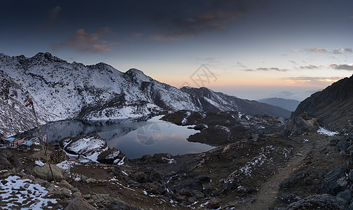 尼泊尔的戈赛孔达湖全景日落旅行远足宽屏山脉生态天空假期反射图片