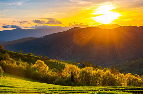 喀尔巴阡山脉的大日落图片