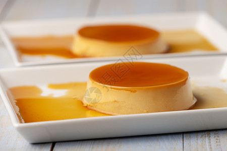 特写盘子上的flan甜点烹饪棉花美食蛋糕黄色奶油焦糖白色牛奶奶油状图片