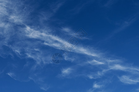 清蓝天空 有纯白的白云 有文字背景空间多云季节空气季节性白色天堂天气蓝色风景晴天图片
