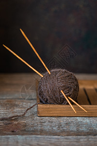 乡村背景中带木针的毛纱秋季 wabi sabi 概念侘寂织物编织纺织品团体工艺手工业针线活羊毛手工图片