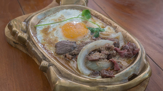 亚洲式早餐平底锅食物美食鱼片油炸洋葱盘子蛋黄图片