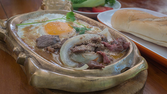 亚洲式早餐平底锅食物蛋黄美食鱼片油炸洋葱盘子图片