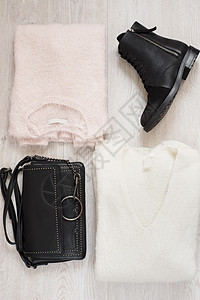 妇女流行时装服装与毛衣 靴子和袋子拼贴在一起图片