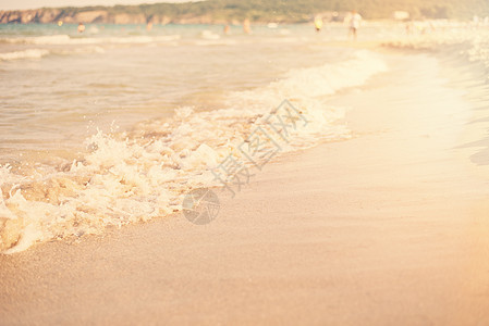 沙子和波浪背景 沙滩上绿松石海的柔和波浪 与拷贝空间的自然夏天海滩背景 太阳 太阳阴霾 眩光热带强光海景海浪支撑海岸天堂海洋液体图片