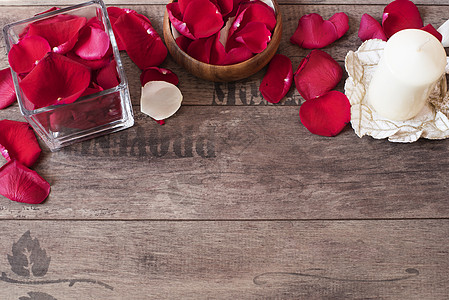 玻璃花瓶和木弓装满红色和白色的玫瑰花瓣 白色芳香香草蜡烛 木制的背景 芳香疗法的概念 浪漫的背景 带复制空间的玫瑰框静物框架温泉背景