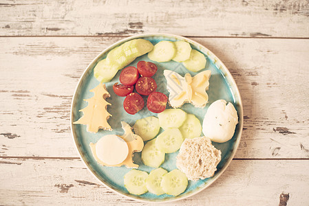 儿童食品的创意 有趣的早餐 兔子 蝴蝶 树形状的三明治 儿童健康食品的概念顶视图 复古有色图片