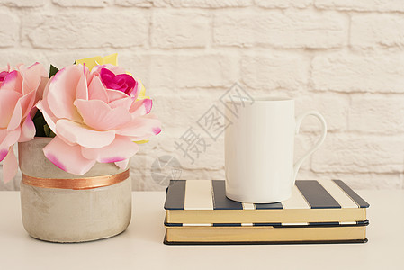 白色杯子样机 空白的白咖啡杯模拟 风格的摄影 咖啡杯产品展示 条纹设计笔记本上的咖啡杯 粉红玫瑰花瓶图片