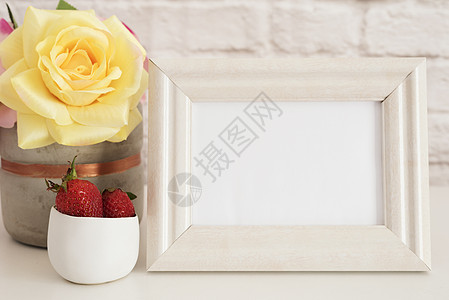 框架样机 白框模拟 奶油色相框 带粉红玫瑰的花瓶 金碗里的草莓 产品框架样机 墙艺术展示模板 砖墙金子装饰商业陶瓷海报桌子打印推图片