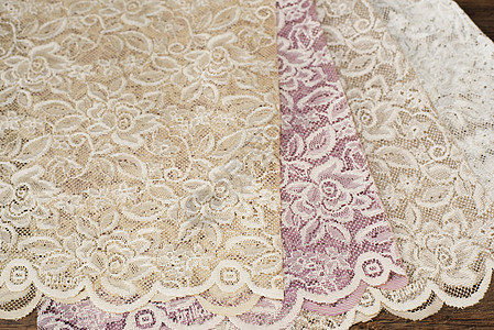 美丽的透明窗帘面料样品特写 纹理背景图案 婚礼概念 室内设计 复古蕾丝薄纱雪纺白紫米色图片