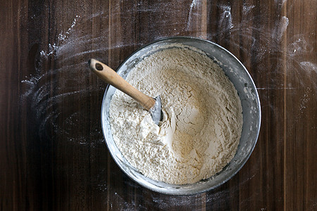 碗里的面粉和黑色木质背景的毛片厨房面包师谷物勺子食谱麸质桌子粮食餐巾烘烤图片