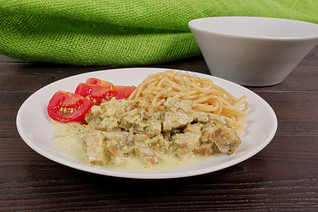 餐桌上的意大利面条和辣椒和草油酱餐厅菜单食物午餐桌子美食厨房蔬菜熏肉草本植物图片