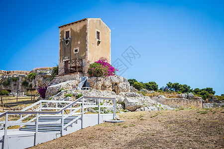 意大利西西里 锡拉丘兹有紫花的老房子村庄建筑风景地标旅游天空假期房子场景城市图片