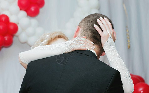 亲吻气球背景的新婚夫妇图片