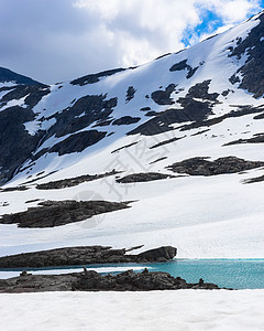 挪威夏季的雪 冰 冰川水和山峰顶图片