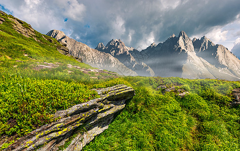 塔特拉斯山坡上岩峰和岩石高度旅游顶峰地平线远足荒野石头电脑冒险晴天图片