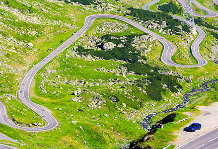 从上方对面的转式法加拉桑路线视图缠绕旅行速度曲线冲撞角落爬坡赛车运输小路图片