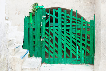 一座堡垒里的旧的手工绿色折叠门图片