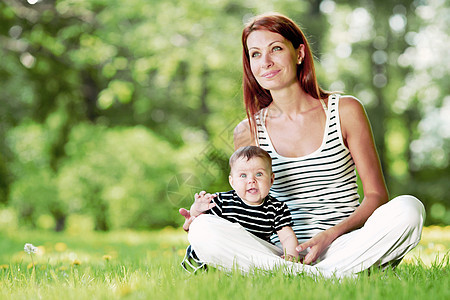 母亲和女儿在公园童年女性婴儿父母绿色微笑女士女孩喜悦快乐图片