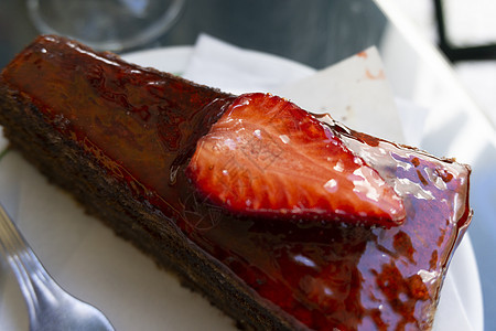 带草莓的巧克力蛋糕食物糕点巧克力浆果咖啡餐厅美食派对磨砂勺子图片