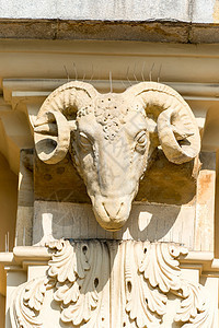 建筑物外墙上公羊头部的建筑图案图片