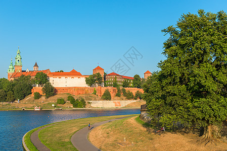 波兰克拉科夫州克拉科夫 — 2017年8月11日 美丽的公园和全景图片