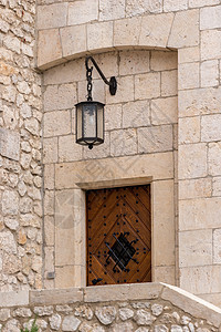 中世纪建筑的石头墙壁 有木门和一扇锁图片