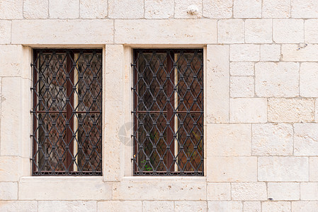 两扇窗户 城堡里有一个中世纪式的烤架图片