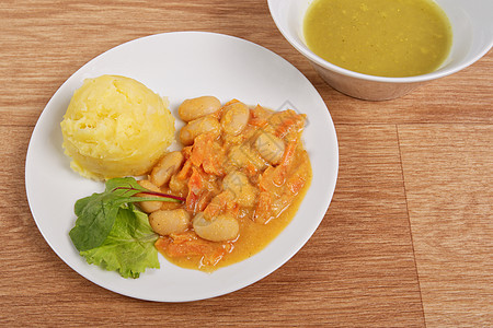 餐桌上加胡萝卜和土豆豆豆豆豆贝壳土豆美食萝卜韭葱面条肉汤食物蔬菜盘子图片