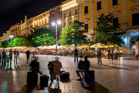 夜晚欧洲老城中心街道的中央街边上图片