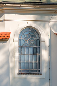 一扇有拱门的窗户 和一顶挂板 一栋大楼的白色墙壁背景图片
