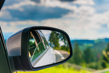 汽车镜子 里面有美丽的风景 很近的图片