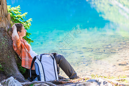 一名带背包的放松旅行者坐在T号海眼旁边图片