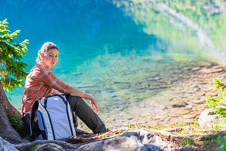 一位在塔特拉姆湖附近休息的远足妇女肖像图片