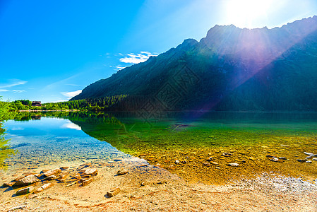 阳光明媚的夏日波兰海之眼美丽的光明湖景图片