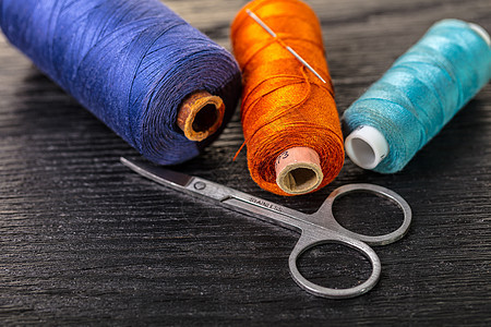 彩色线和剪刀工作织物桌子工艺蓝色裁缝衣服配件配饰工具图片
