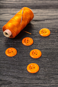 线轴和按钮纽扣剪刀织物工具针线活筒管桌子纺织品材料橙子图片