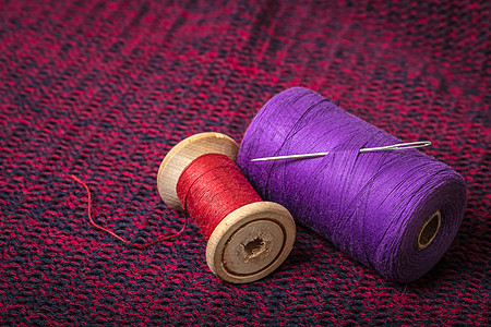 彩色线轴织物卷轴衣服手工剪裁紫色配饰纺织品红色木头图片