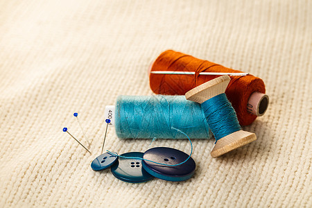 彩色线和按钮材料卷轴针线活纺织品工作工具纽扣橙子织物裁缝图片
