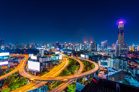泰国曼谷市风景和夜里交通情况运输商业车道街道建筑学摩天大楼首都建筑市中心办公室图片