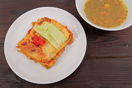 餐桌上有蔬菜的拉西格纳烤箱盘子乡村小麦食谱菜单沙锅面条食物糖类图片