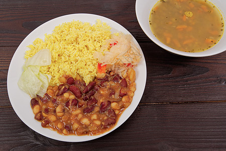 餐桌上有咖哩米饭的红豆子香菜香米盘子早餐豆类奶油发芽食物洋葱辣椒图片