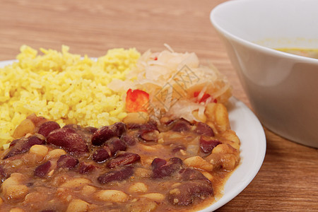餐桌上有咖哩米饭的红豆子食物香料午餐香菜洋葱胡椒辣椒美食盘子营养图片