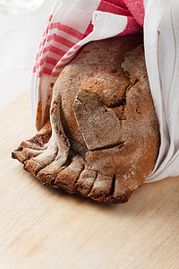 烤火腿 在木制的糕饼中烘烤图片