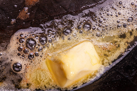 黄油在锅里融化平底锅气泡油炸炊具黄色食物宏观烹饪图片