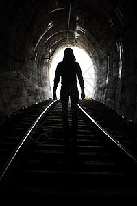 隧道尽端的人类自由旅游入口寂寞领导走廊黑色建筑学旅行阴影图片