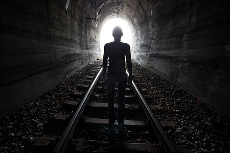 人在一个隧道里 向着光明看黑暗走廊对比度信仰基础设施建筑学背光寂寞精神领导图片