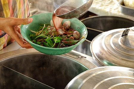 面碗里排满了龙头 在泰河里煮面猪肉销售市场商业女士蔬菜烹饪文化拉面店铺背景图片
