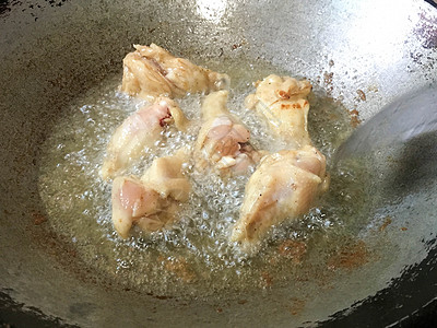 鸡腿抓紧了 用热油煎厨房油炸摄影阉鸡美食烹饪大腿早餐铸铁沸腾图片